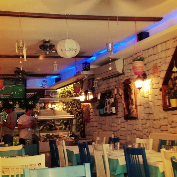 Foto tirada no(a) Mavra Restaurant por Asli Y. em 5/6/2013