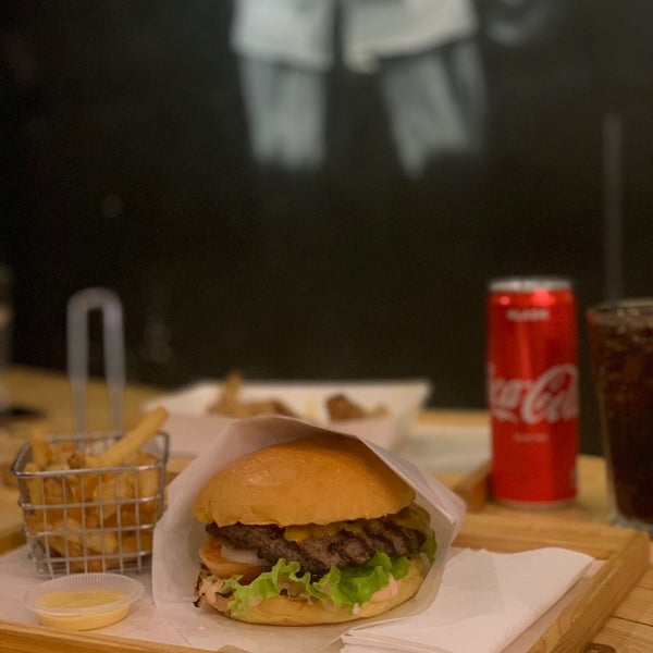 Снимок сделан в Burger On 16 пользователем . 8/22/2019
