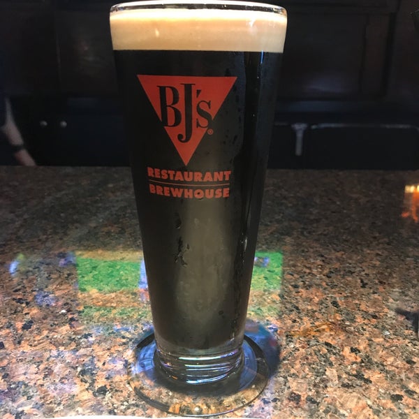Photo taken at BJ&#39;s Restaurant &amp; Brewhouse by Ángel L. on 10/1/2017