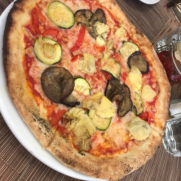Снимок сделан в Ironside Pizza пользователем Gwen K. 8/26/2018