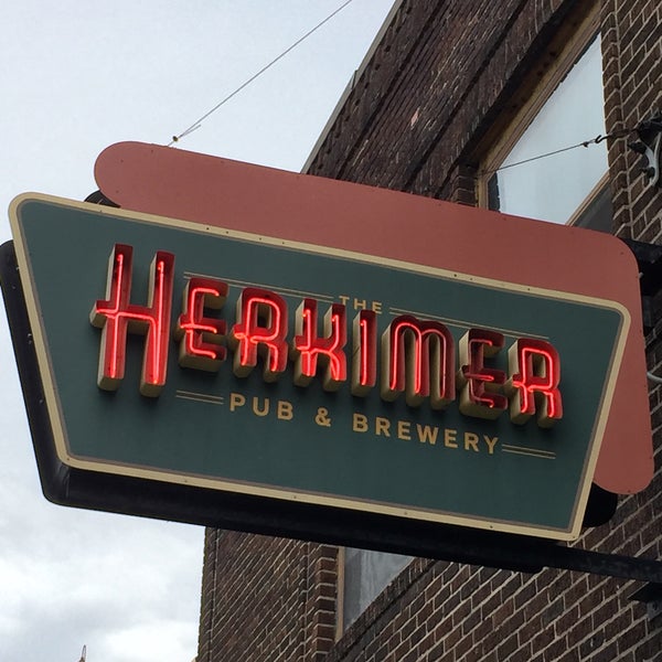 Foto tirada no(a) The Herkimer Pub &amp; Brewery por Renee J. em 6/16/2017