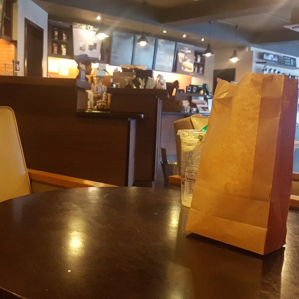 Photo taken at Starbucks by Pepé L. on 7/3/2018