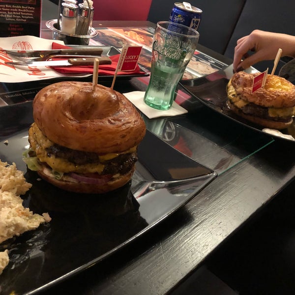 Foto tirada no(a) Lucky 7 Burgers &amp; More por Trav em 11/2/2018