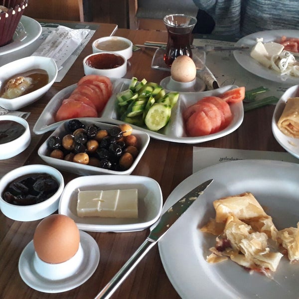 Foto tomada en Şarköy Çiftlik Şarküteri &amp; Kahvaltı  por Büşra N. el 1/4/2019