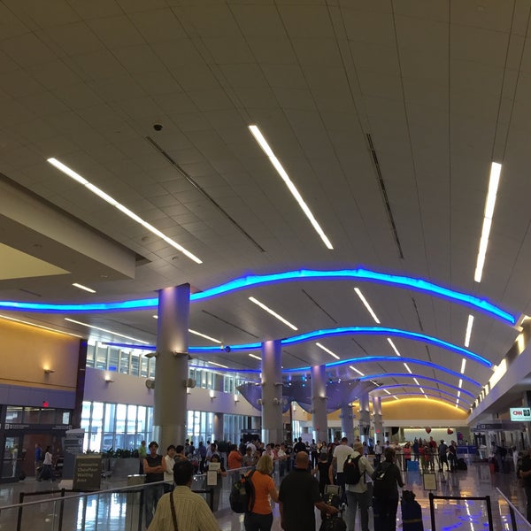 Foto tirada no(a) Aeroporto Internacional de Atlanta Hartsfield-Jackson (ATL) por Catalin P. em 9/25/2016