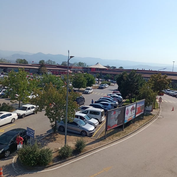 Photo taken at Outlet Center İzmit by Tuna K. on 8/30/2023