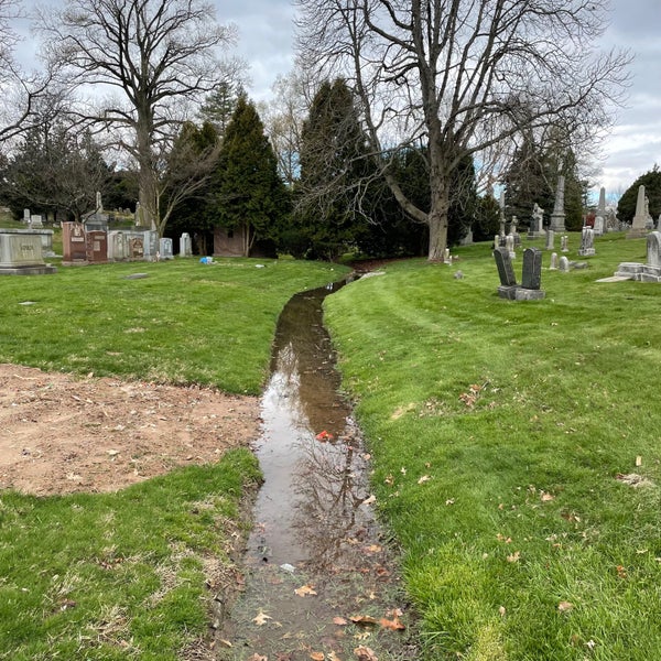 รูปภาพถ่ายที่ Green-Wood Cemetery โดย Nate F. เมื่อ 4/7/2024