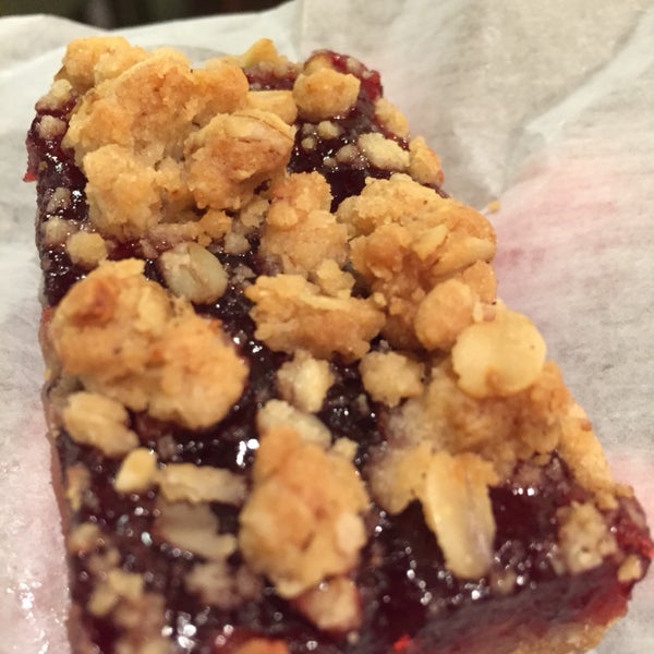 raspberry bar with crumbles