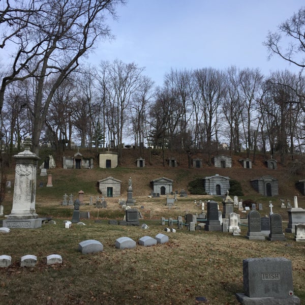 Foto diambil di Green-Wood Cemetery oleh Nate F. pada 2/25/2017