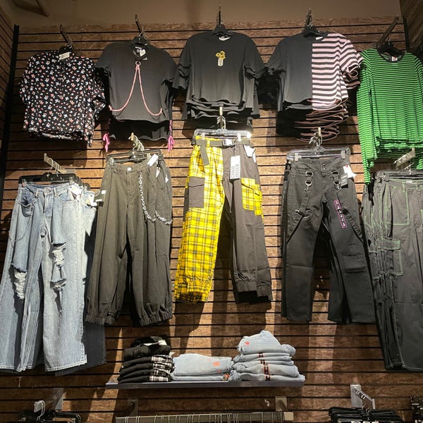 Hot Topic Clothing Store in Heartland Village