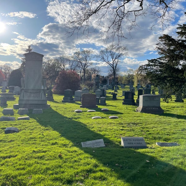 Foto diambil di Green-Wood Cemetery oleh Nate F. pada 4/12/2024