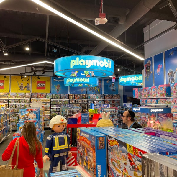 Toys R Us 1 American Dream Way