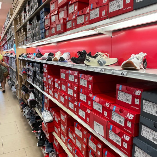 Famous Footwear - 1020 Old Country Rd