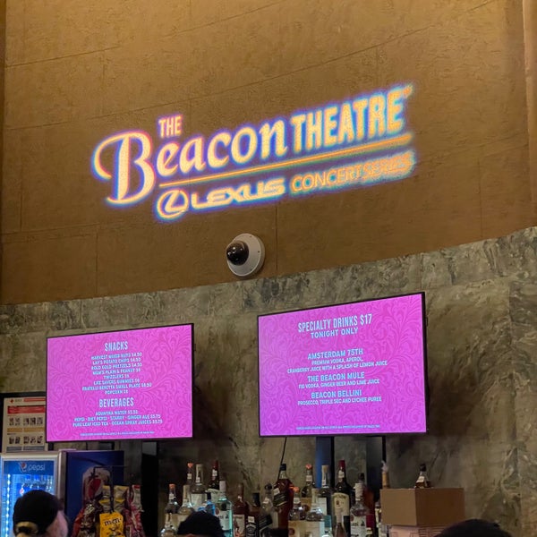 รูปภาพถ่ายที่ Beacon Theatre โดย Nate F. เมื่อ 6/30/2023