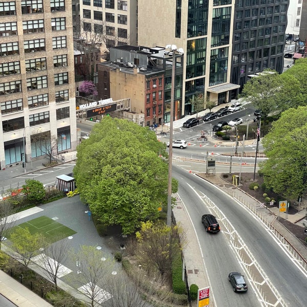 Foto tirada no(a) Tribeca Rooftop por Nate F. em 4/25/2022