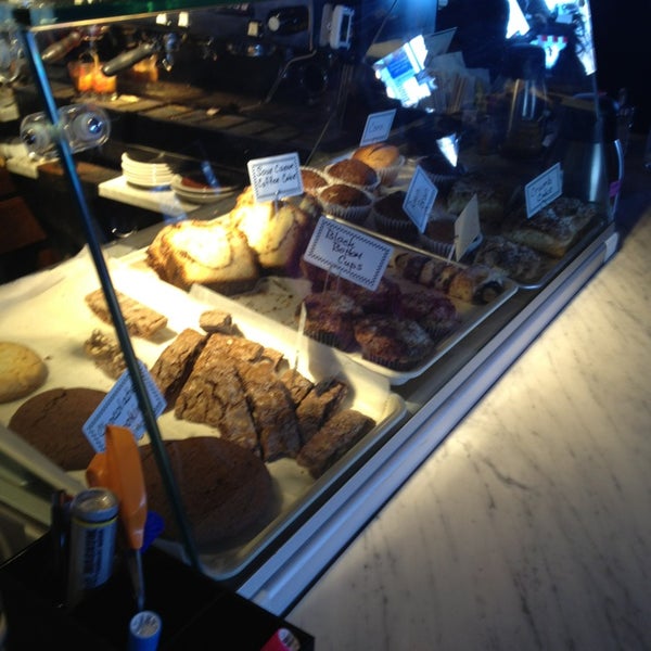 2/9/2013 tarihinde Nate F.ziyaretçi tarafından Cammareri Bakery &amp; Cafe'de çekilen fotoğraf