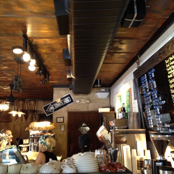 9/18/2013 tarihinde Nate F.ziyaretçi tarafından Cammareri Bakery &amp; Cafe'de çekilen fotoğraf