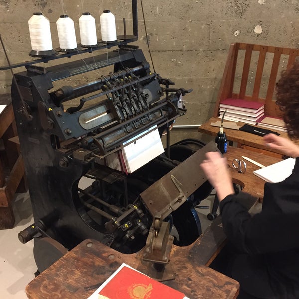 Foto tirada no(a) The American Bookbinders Museum por Nate F. em 10/23/2015