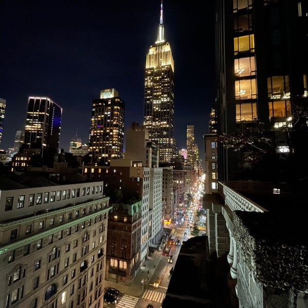 รูปภาพถ่ายที่ Midtown Loft &amp; Terrace โดย Nate F. เมื่อ 10/16/2021