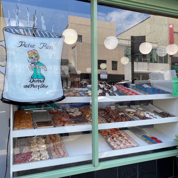 Das Foto wurde bei Peter Pan Donut &amp; Pastry Shop von Nate F. am 5/15/2022 aufgenommen