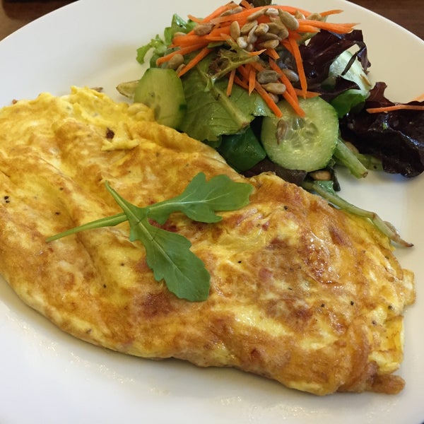 ham and mozzarella omelet with side salad