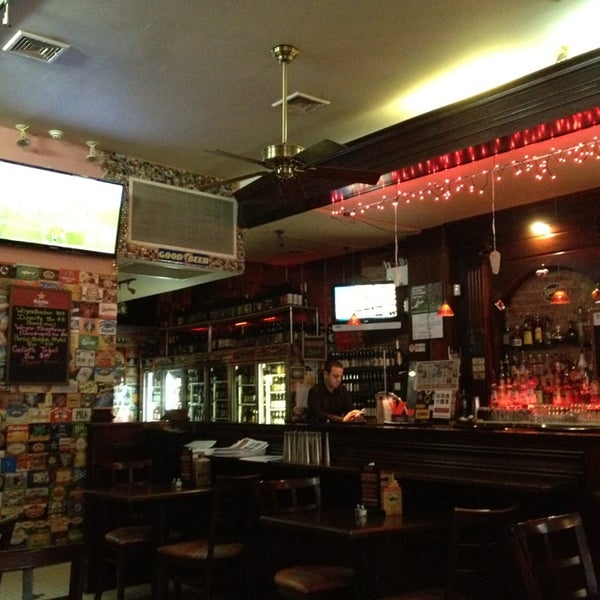 Das Foto wurde bei Downtown Bar &amp; Grill von Nate F. am 12/29/2012 aufgenommen