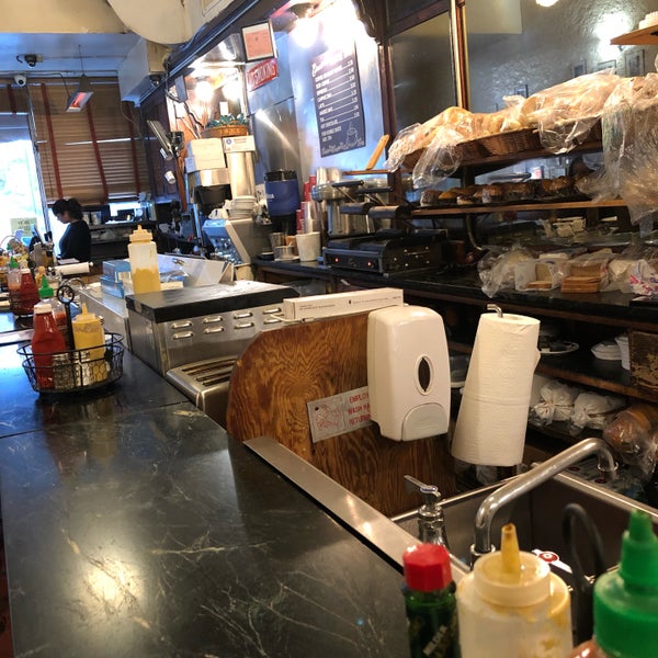 3/26/2019 tarihinde Nate F.ziyaretçi tarafından Eisenberg&#39;s Sandwich Shop'de çekilen fotoğraf