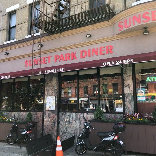 8/5/2018 tarihinde Nate F.ziyaretçi tarafından Sunset Park Diner &amp; Donuts'de çekilen fotoğraf