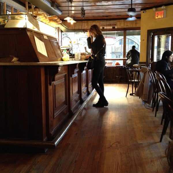 10/30/2013 tarihinde Nate F.ziyaretçi tarafından Cammareri Bakery &amp; Cafe'de çekilen fotoğraf