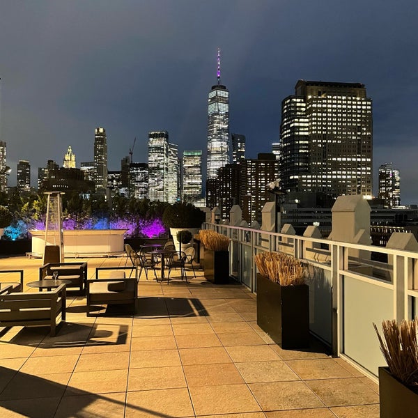 Foto diambil di Tribeca Rooftop oleh Nate F. pada 4/27/2022