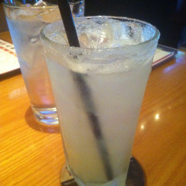 Photo taken at BJ&#39;s Restaurant &amp; Brewhouse by Jessica W. on 5/13/2013