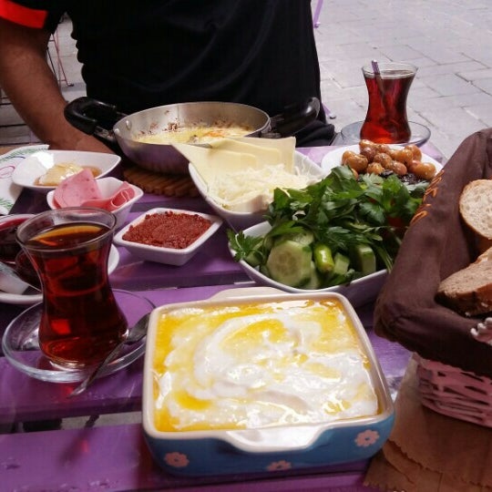 Das Foto wurde bei Bay-Kuş Cafe Kahvaltı von Ayşegül Y. am 5/30/2015 aufgenommen