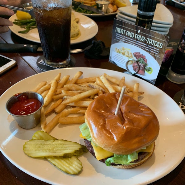 Photo taken at Houlihan&#39;s by Al ⋆. on 6/30/2019