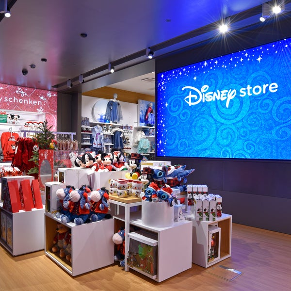 Foto tirada no(a) Disney Store por Disney Store em 2/7/2018