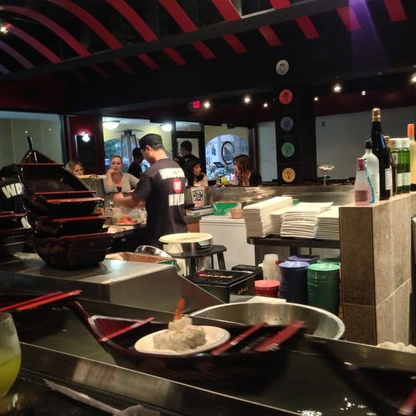 Снимок сделан в Ninja Spinning Sushi Bar пользователем Kel E B. 2/12/2013