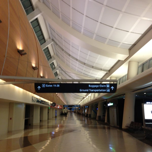 Foto scattata a San Jose Mineta International Airport (SJC) da Aaron J. il 5/1/2013