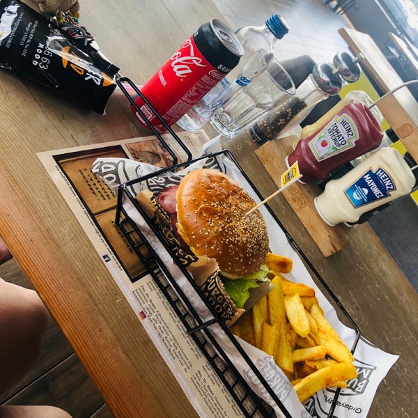 Das Foto wurde bei Burger Mood von D❤️L❤️K🤓🤓🤓🤓🤓🤓 am 8/4/2019 aufgenommen