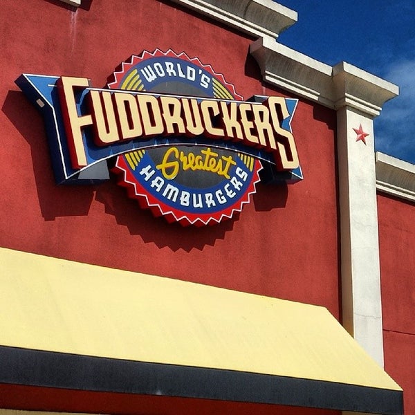รูปภาพถ่ายที่ Fuddruckers โดย Evan S. เมื่อ 2/6/2014