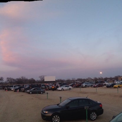 Das Foto wurde bei Starlite Drive-In Theatre von Grioghar T. am 3/22/2015 aufgenommen