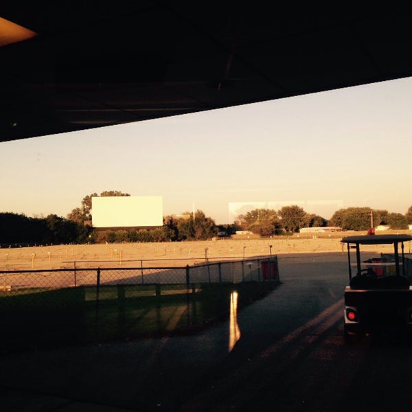 Das Foto wurde bei Starlite Drive-In Theatre von Grioghar T. am 9/26/2015 aufgenommen