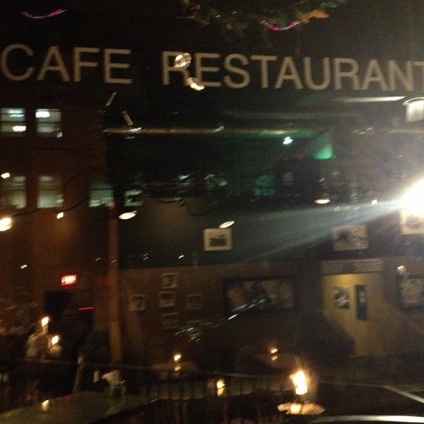 Foto tirada no(a) Subeez Cafe Restaurant Bar por Rose A. em 5/11/2013