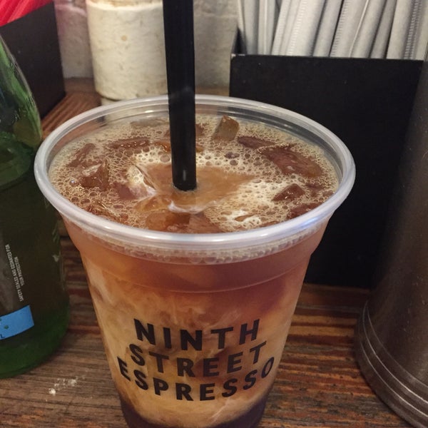 รูปภาพถ่ายที่ Ninth Street Espresso โดย Eliza S. เมื่อ 1/7/2017