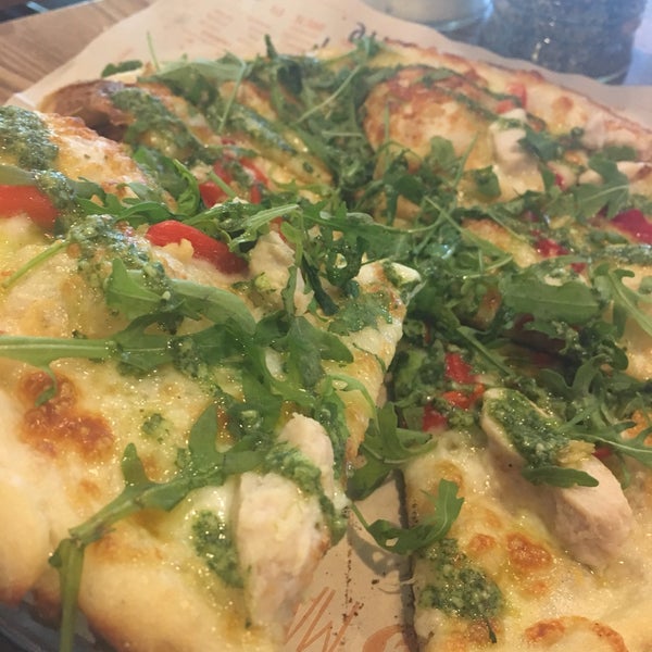 Had the green in pizza : mozzarella /chicken/pesto/arugula /red peppers.  Lots of flavors with every bite