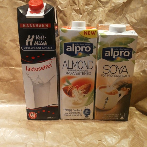 Wist je dat je bij ons in plaats van gewone (halfvolle)melk ook kunt kiezen voor lactosevrije-, amandel- of soyamelk?