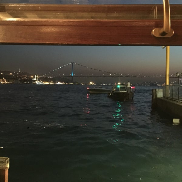 9/5/2015 tarihinde Esma G.ziyaretçi tarafından Çengelköy İskele Restaurant'de çekilen fotoğraf