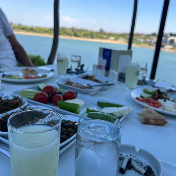 Снимок сделан в KoyuMavi Balık Restaurant пользователем Ercan G. 7/4/2023