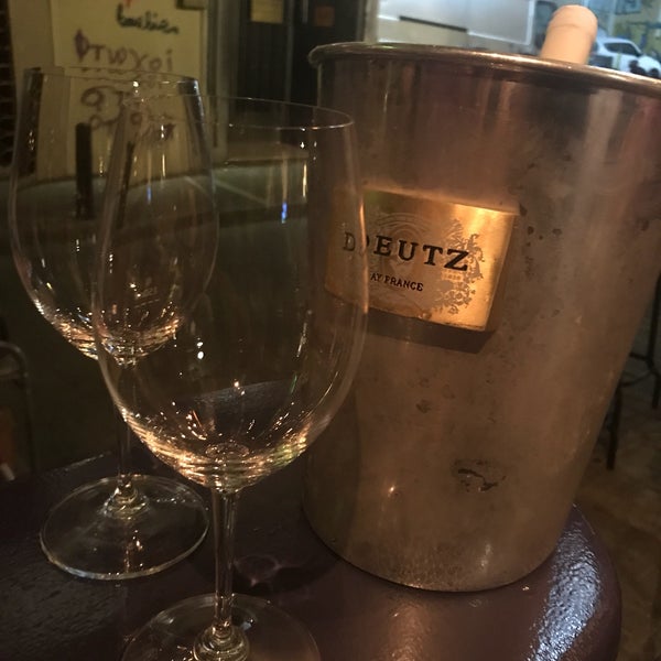 Foto scattata a Cinque Wine &amp; Deli Bar da barisch il 7/16/2017