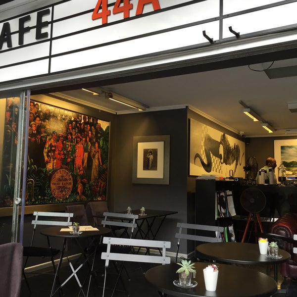 รูปภาพถ่ายที่ 44A Cafe โดย barisch เมื่อ 6/27/2015