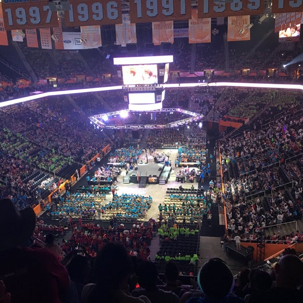 Das Foto wurde bei Thompson-Boling Arena von Laura S. am 5/28/2016 aufgenommen