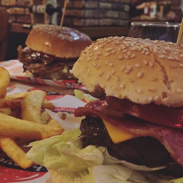 3/11/2017에 Sibel D.님이 Beeves Burger&amp;Steakhouse에서 찍은 사진